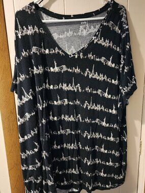 **EVRI Black Cityscape Print Tee Size 4X V-Neck Short Sleeve Top**